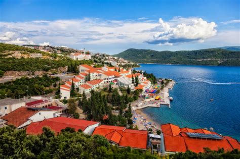 Así fue la llegada de la sele a bosnia para el primer partido amistoso de marzo (1:09) Costa En Neum Bosnia Y Hercegovina Imagen de archivo ...