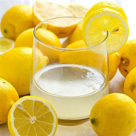 Nah, penasaran apa saja manfaat minum air lemon tiap pagi? SELAIN UNTUK KESIHATAN, INI 6 KHASIAT LEMON DALAM KEGUNAAN ...