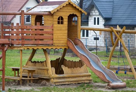 La structure de sol est composée de poutres caissons recevant un isolant naturel ignifugé (ouate de cellulose) de 20 cm d'épaisseur. Une aire de jeux avec balançoire, toboggan et cabane ...