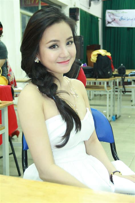 Nhiều ca sĩ — ngày xuân long phụng sum vầy 04:56. Vy Oanh bối rối vì bất ngờ được tỏ tình