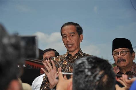 (dirut pertamina nicke widyawati dan menhub budi karya saat meninjau lokasi. Presiden: Investasi Kilang Minyak Tuban Buka Lapangan Kerja | beritajatim.com