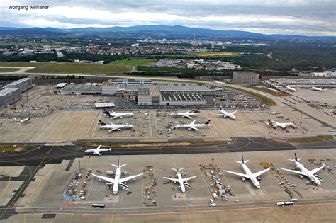 Located in frankfurt, germany, frankfurt airport is a major international airport that is run by transport company fraport. Am Flughafen Frankfurt/Main (FRA), Frankfurt, Deutschland