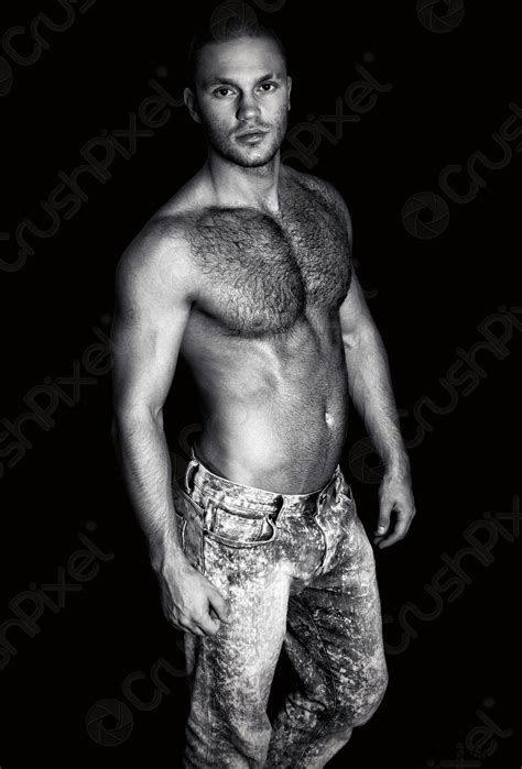 Porträt Eines Gutaussehenden Muskulösen Mannes Mit Nacktem Oberk Foto Vorrätig Crushpixel