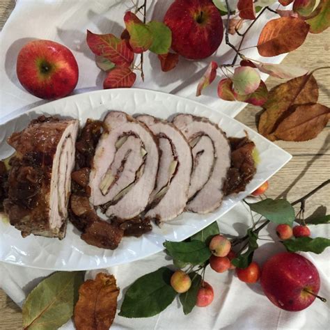 Fuoco selettivo di succose gustose bistecche grigliate su barbecue grado con fumo. Arrosto di maiale con mele e prugne - La Cucina di Eli