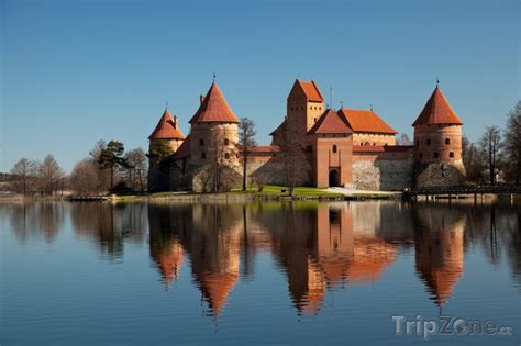 Lithuania, country of northeastern europe, the southernmost and largest of the three baltic states. Ostrovní hrad Trakai (Troky) - foto, fotografie | Litva ...