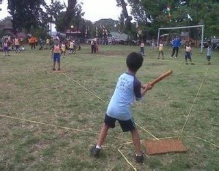 Permainan kasti termasuk dalam permainan bola kecil yang dimainkan secara beregu, yaitu regu pemukul dan regu penjaga. Permainan Pukul kasti /Bola Kasti - Balai Pelestarian ...