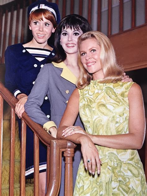 Judy Carne, Marlo Thomas, and Elizabeth Montgomery on the set of