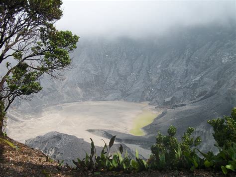 Perahu itu melayang dan jatuh, menjadi sebuah gunung di bagian utara kota bandung sekarang, yang bernama tangkuban perahu. pariwisata: September 2012