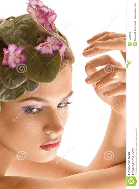 Belle Fille Avec Une Guirlande Des Fleurs Image Stock Image Du Oeil