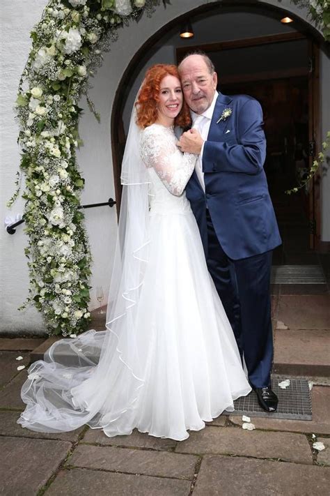 Etui brautkleider sind beliebt bei bräuten, die es etwas schlichter mögen. Hochzeiten: Die Brautkleider der Stars | Hochzeit ...
