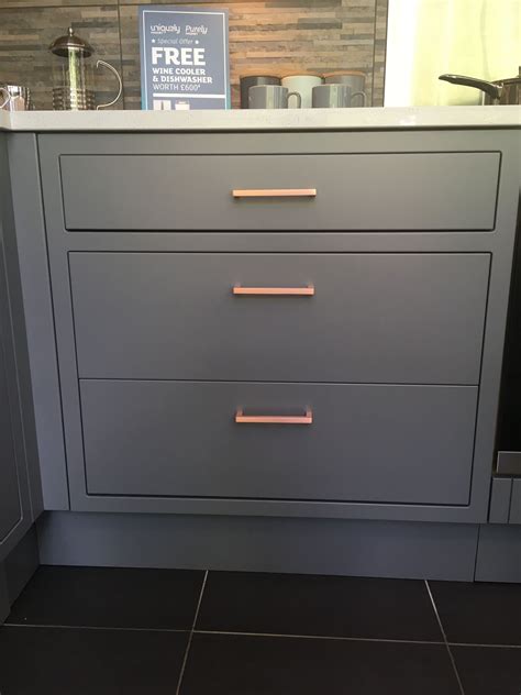 Our collection of copper hardware for cabinets and drawers is handcrafted in the uk by our team of skilled makers and offered in a variety of unique finishes from antique copper handles to polished copper door handles. Copper handles kitchen image by Puren Canbolat on dolap