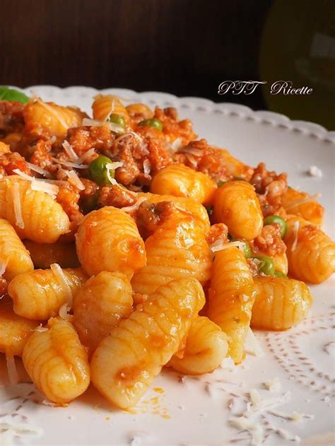 La preparazione è veramente semplicissima e questa ricetta può essere una valida idea per far mangiare le verdure anche a chi non le apprezza particolarmente. Gnocchetti sardi con sugo di salsiccia, un gustoso primo ...