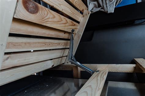 Idealerweise wird die lehne mit rückenlehnenhalterungen an der sitzfläche befestigt. Campervan Selbstausbau: Das Bett im VW T5 Transporter ...