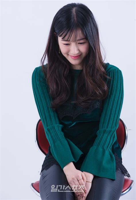 .아이즈원 투표조작 때문에 지금 거의 해체위긴데 지금이 바로 은비 av데뷔작을 찍을 때임 av찍으면 처음은 간단하게 인터뷰 형식으로 진행하다가 인터뷰 끝날 때 쯤 남자 100명 한꺼번에 들어오면서. 인터뷰 ´화랑´ 이다인 "엄마 견미리는 격려, 언니 이유비는 ...