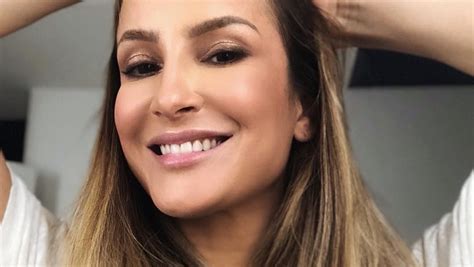 No início de 2001 claudia é descoberta pelos empresários da companhia do pagode, que a contratam como vocalista da nova formação do grupo. Claudia Leitte desembarca de avião clandestino e piloto é ...
