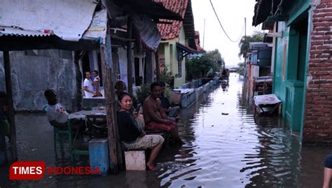 Here you will find one or more explanations in english for the word also in the bottom left of the page several parts of wikipedia pages related to the word rendam and, of. Banjir Rob Kembali Rendam Wilayah Pesisir Kota Cirebon ...