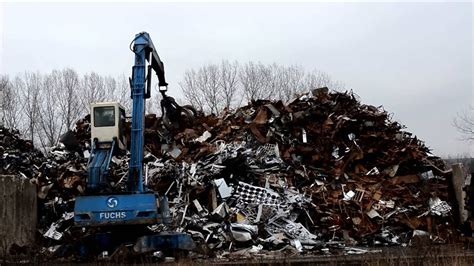Od niewielkiego punktu skupu złom przechodzi długą drogę gromadzenia i segregacji. Fuchs MHL 340 Złomowisko - YouTube