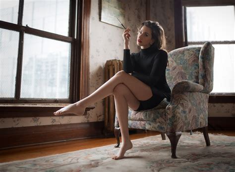 Girl Sitting Legs On Table Wallpaper Photos Cantik