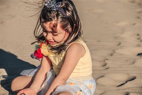 Het Meisje Bij Strand De Zomer Kleedde Kindmeisje Het Dichte Omhoog Spelen Met Zand Stock
