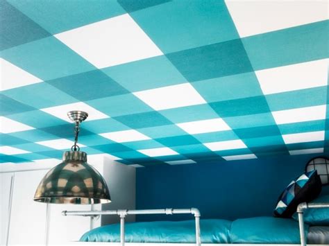 Das tapezieren der decke funktioniert ähnlich wie an der wand. Decke tapezieren: Anleitung mit einer auffälligen Vliestapete