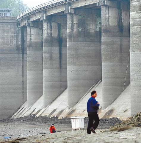 萬宜水庫（英語：high island reservoir；民間俗稱「萬宜湖 或 糧船灣水庫」）位於香港西貢區，是香港儲水量最大的水庫，容量達2.81億立方米。萬宜水庫由當時的港英政府興建，工程計劃於1969年展開，1971年動工，1978年11月底完工，是香港最新建成的水塘，連. 水庫清淤 蔡宣示三個加快腳步 - 生活新聞 - 中國時報