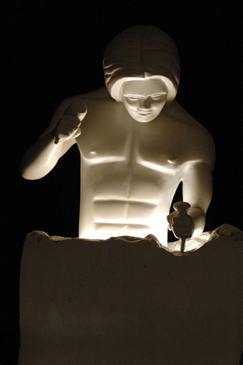 Estatua Homem Se Esculpindo