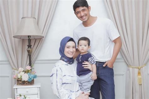 Arya saloka putri anne saloka bawa ibrahim jalan jalan manis nya senyum ibrahim. Mengenal Putri Anne yang Cantik Berhijab, Istri Tercinta ...