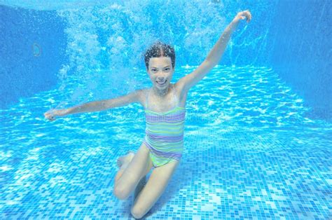 Glückliches Mädchen Schwimmt In Der Unterwasser Aktiven Kinderschwimmen Des Pools Und Im