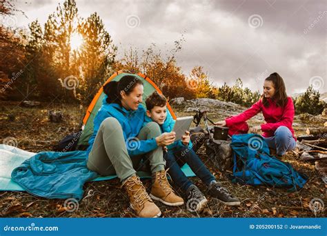 Familia En Viaje De Campamento Familia Acampando En El Bosque Foto De