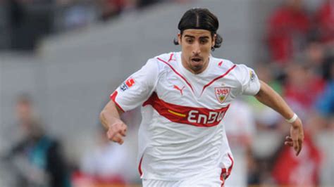 Sami khedira is a midfielder and is 6'2 and weighs 183 pounds. Zeitung: Real Madrid mit Sami Khedira einig - VfB ...