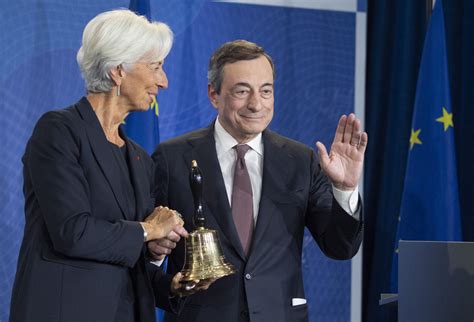 Präsident warf konfetti frau, wurde von sicherheitskräften festgenommen. Lagarde übernimmt Chefposten bei der EZB