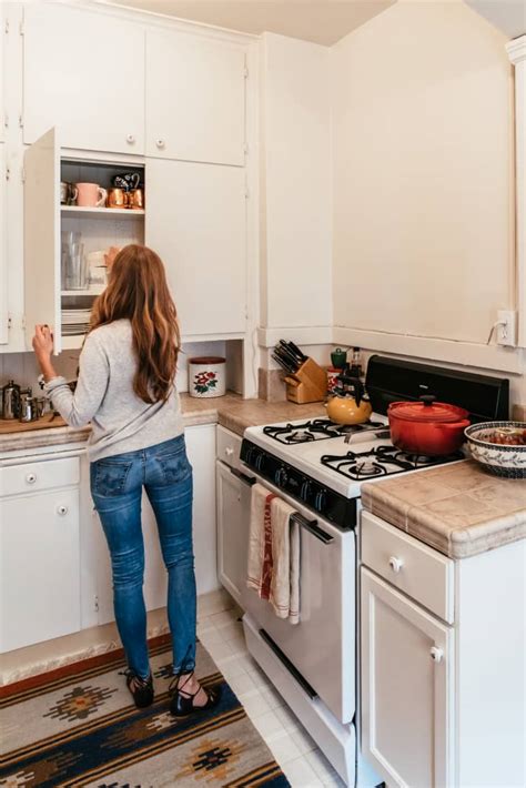 Kitchen counter tops usually clock in at 36 inches from the floor, this accounts for the thickness of the counter top itself. The Right Kitchen Counter Height & Other Key Kitchen ...
