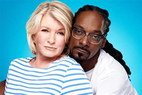 Everyone should know how to set a table, and with the holidays coming up it's even more important. Martha Stewart is featuring Snoop Dogg for "Potluck Dinner ...