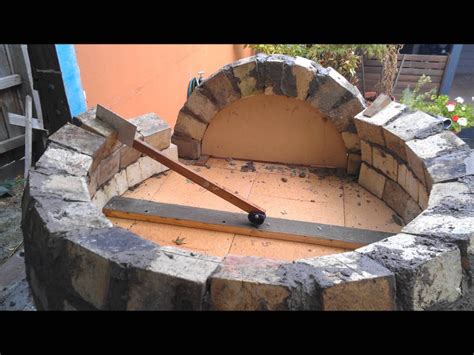 So for each of the layers of the oven, i cut the bricks in half, staggered the joints, and slowly moved toward the top of the oven. How to build a wood fired pizza/bread oven | Pizza oven ...