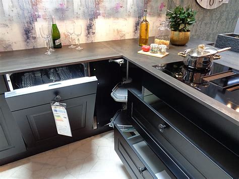 The real estate broker, 28, is set to star on the show's 25th season, which will premiere in 2021. prisma-Musterküche Landhausküche in Lack schwarz matt ...