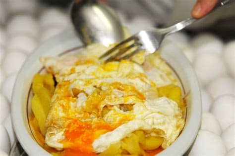 La nourriture est bonne, le prix correct. Casa Lucio: oda a los huevos más famosos de Madrid (y del ...