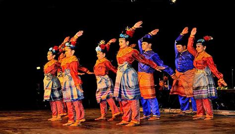 Betawi merupakan suku bangsa asli indonesia yang berada di provinsi dki alat musik tradisional betawi gambang kromong adalah sebuah orkes musik yang namanya meski begitu, banyak juga yang tidak tahu bahwa alat ini merupakan alat musik tradisional dari betawi. Tari Zapin Betawi, Tarian Tradisional Dari Jakarta - Cinta Indonesia