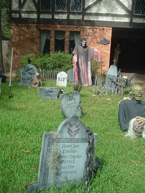 66 best outdoor halloween decorations to impress the neighbors. Scary Outdoor Halloween Decorations - Decoration Love