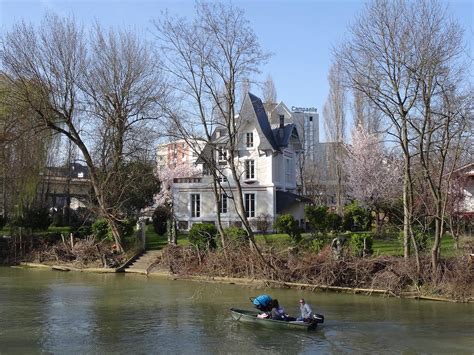 Un espace caf.fr équipé de postes informatiques est à. Champigny sur Marne