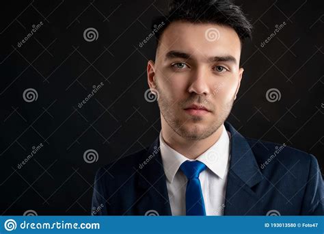 Retrato De Clausura De Empresario Con Traje Y Corbata Azul Foto De