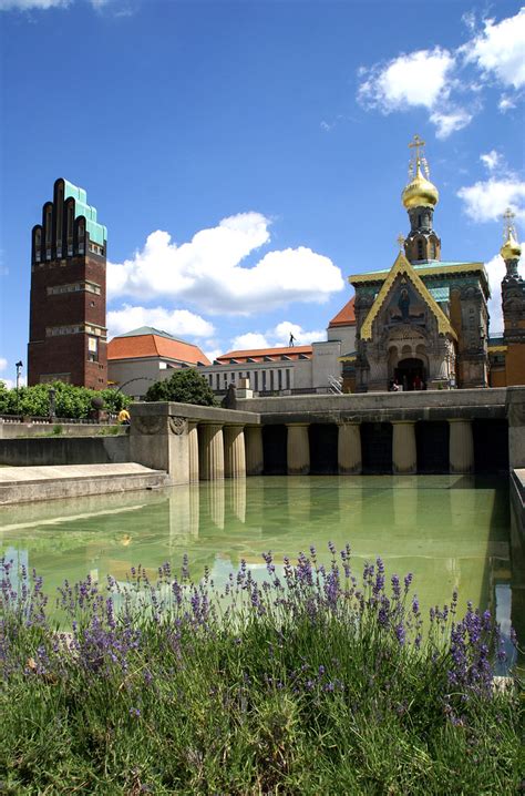 Ob der verstrahlte saurier geimpft ist oder in quarantäne war, wissen wir nicht. Darmstadt, Mathildenhöhe, Hochzeitsturm und Russische Kape ...