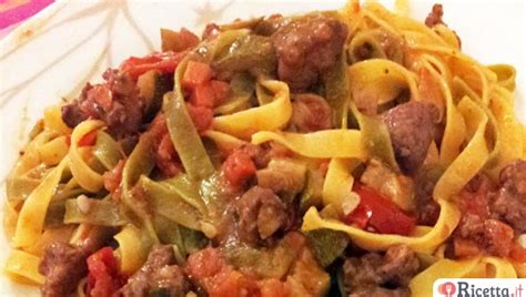 Esprimi il tuo voto da 1 a 5: Ricetta Paglia e fieno al sugo di salsiccia e zucchine ...