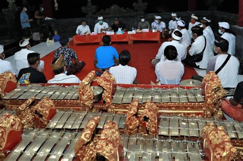Komit Jaga Budaya Bali Bupati Giri Prasta Serahkan Seperangkat Gong