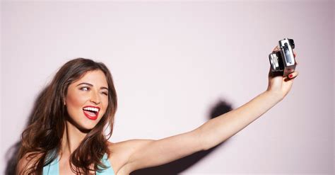 selfies mujeres se toman 4 fotos antes de publicar la final