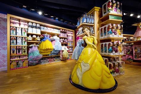 More products, exclusive collections, endless magic. Retombez en enfance au Disney Store des Galeries Lafayette