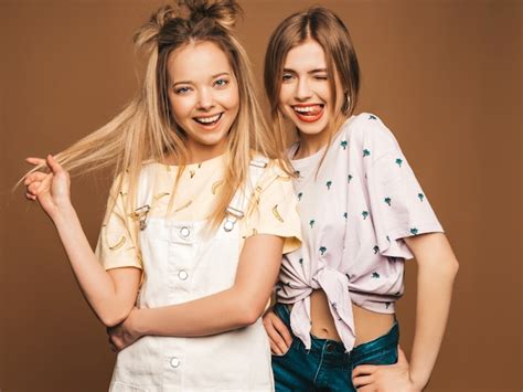 Zwei Junge Schöne Lächelnde Blonde Hippie Mädchen Im Bunten T Shirt Des Modischen Sommers