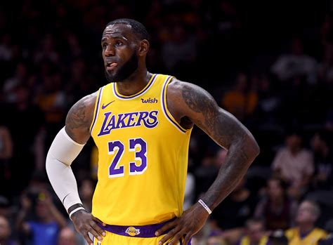 Welcome to the #lakeshow | 17x champions. LeBron James estreia pelos Lakers com derrota para os ...