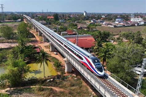 ม้าเหล็กรุ่นพิเศษออกวิ่งทางรถไฟจีน ลาว เริ่มขนส่งผู้โดยสารข้ามแดน