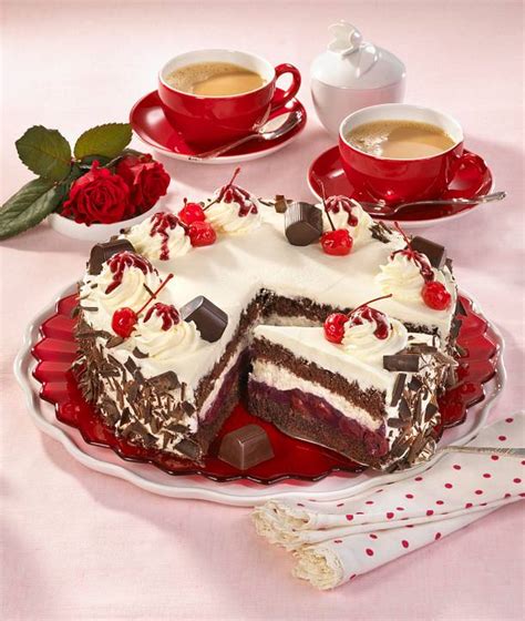 Die eier mit dem zucker cremig aufschlagen und dann die nur noch lauwarme schokomasse darunter schlagen. Mon Chéri-Torte Rezept | LECKER
