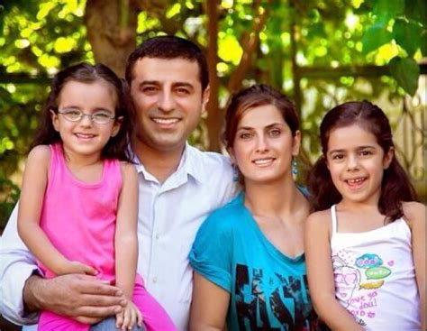 İstanbul'dan karayoluyla gelen başak demirtaş, eşi selahattin demirtaş için takım elbise ve yaklaşık 2 saat cezaevinde kalan başak demirtaş, ziyaretin ardından gazetecilere eşi hdp eş genel. Demirtaş'ın eşi o geceyi anlattı: 'Kaçacak olsam bu ...